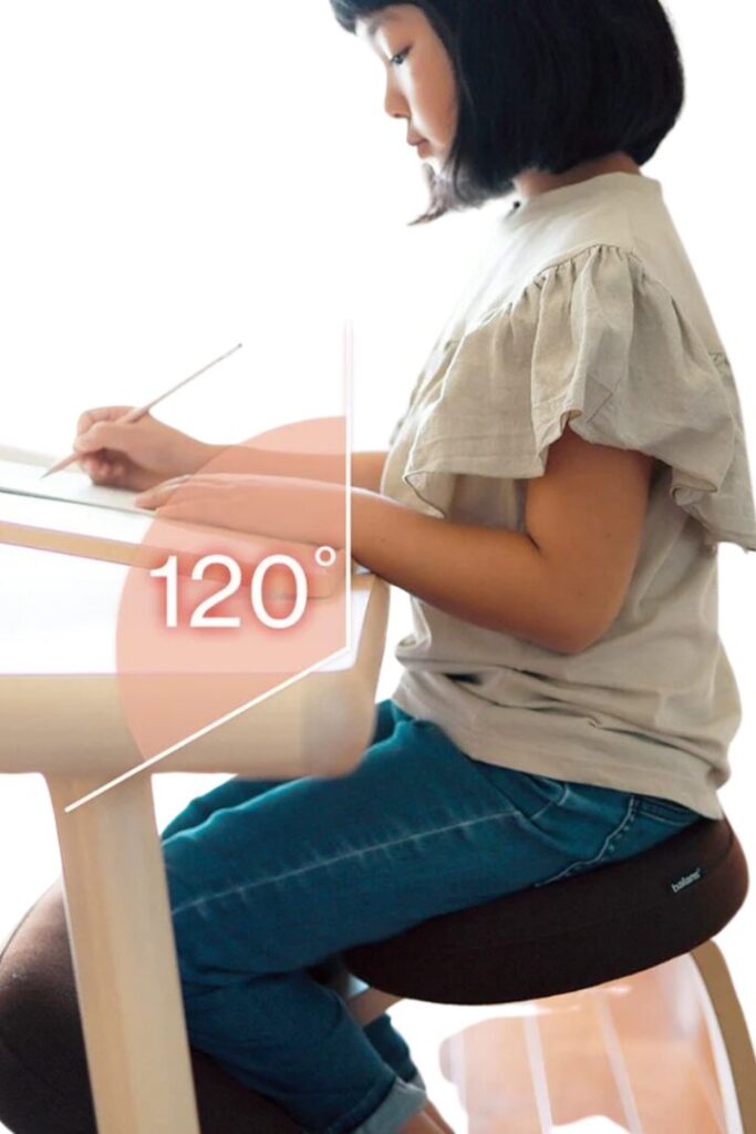 バランスイージーに座っている女の子