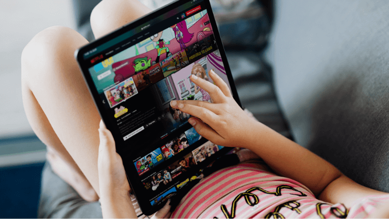 タブレットで動画視聴をする子供