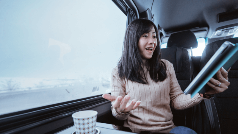 ALT：登場人物になりきって英語を話す練習中の女性