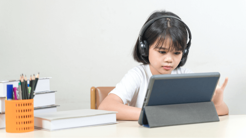 英語をタブレットで学習する女の子