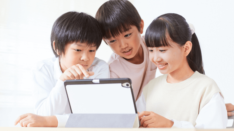タブレット学習をする子どもたち