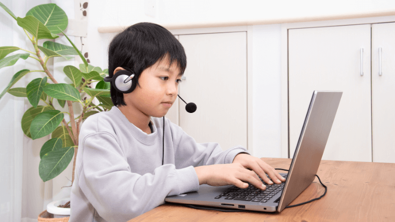 オンライン英会話を楽しむ子ども