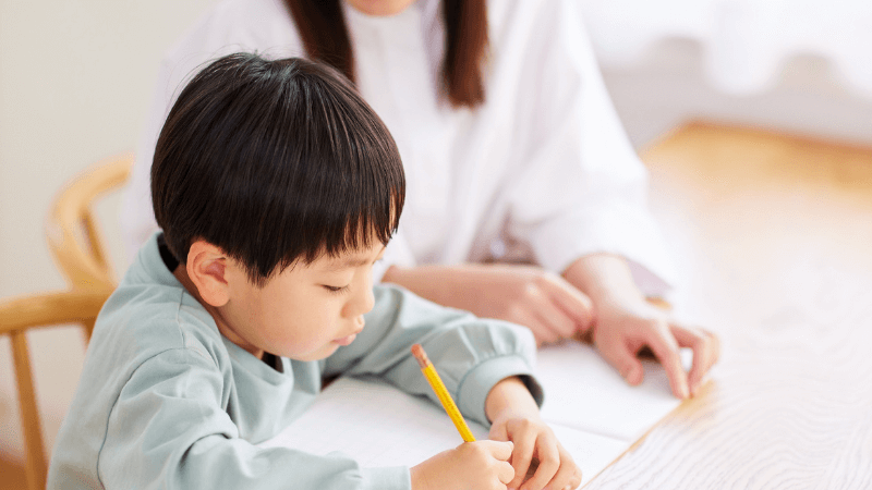 タブレット学習をする子と親