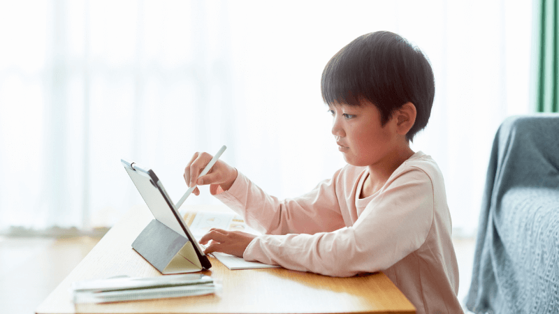 タブレット学習をする子